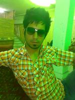 sahebe in axs donbale ye gf khob migarde