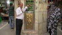 من در کنار مرقد دست قمر بنی هاشم در کربلا