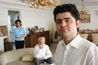 ashkan ham hast dar in ax, kojas? poshte dorbin
