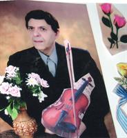 با گلدان گل و ویلن