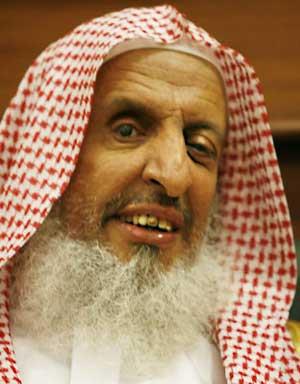 پوشیدن کفش پاشنه بلند حرام است!