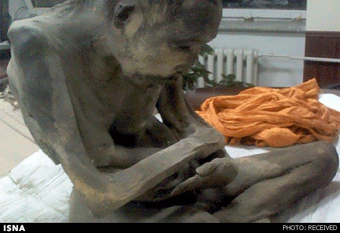 مردی که 200 سال چهارزانو نشسته است 